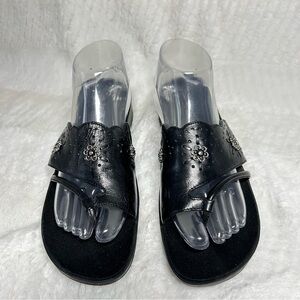 BareTraps OVERALL Cut Out Leather Sandals Silver Metal Flowers Thong Style NWOT